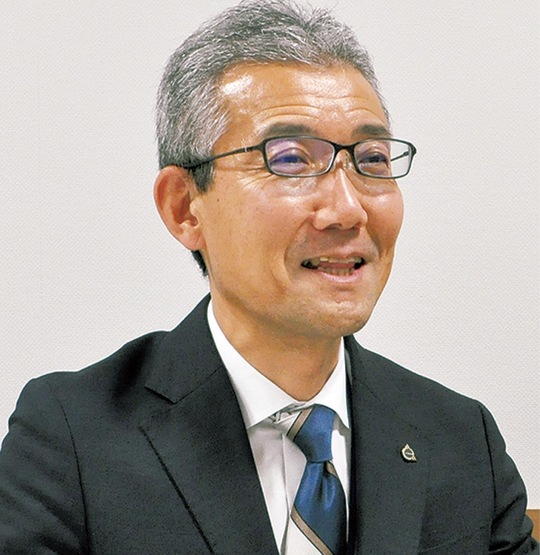 取材に応じる齋藤部長