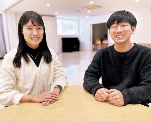 湘南看護専門学校に通う東海林由菜さん（左）と三浦碧生さん。大変さに勝るやりがいを感じ、今春巣立つ。未来の看護師希望者に「ぜひ一度学校に来てほしい」と語る。「学ぶための支援も多い」とも。