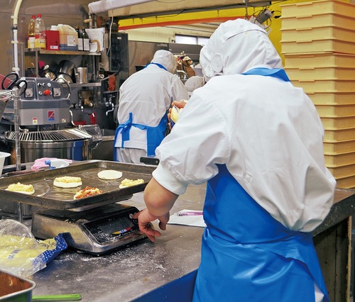 総菜パンの製造を体験する参加者