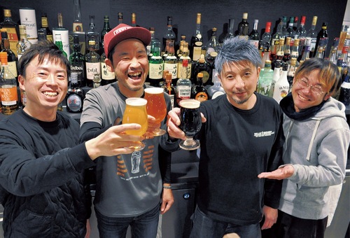 クラフトビールを掲げて｢乾杯｣する主催者たち