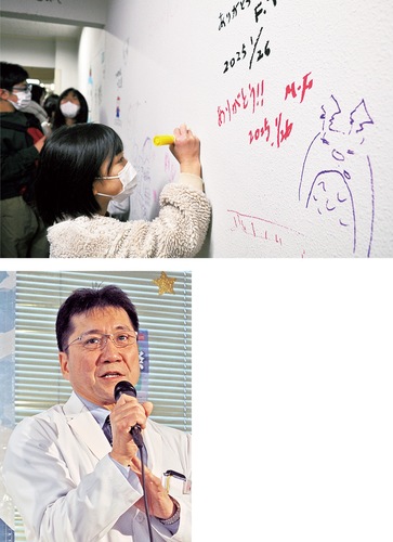 廊下の壁に感謝のメッセージを書く参加者＝上写真＝、あいさつする熊切病院長