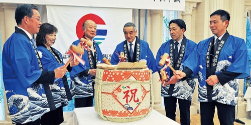 鏡開きを行う代表者ら