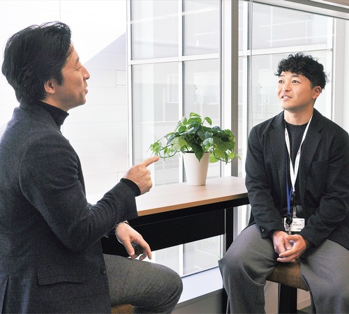 久野さん（左）と今後の活動について話す中村さん