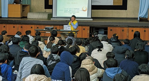 児童らに講話をする藤沢LCメンバー