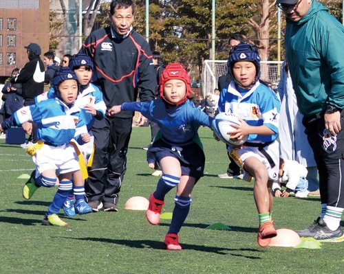 フィールドを疾走する選手たち