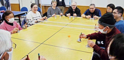 ハンドベルで打ち合う参加者