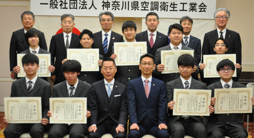 表彰状を受け取る生徒たち