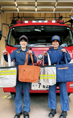 作品を手にする消防隊員（提供）