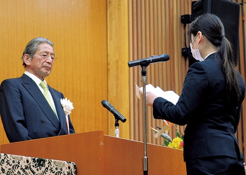授与式で誓いの言葉を述べる橋本さん（右）