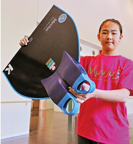 “相棒”のモノフィンを掲げる幸太郎さん