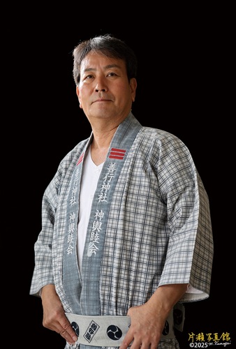 展示作品の１枚。モデルは法被を羽織る（株）ライズ湘南代表取締役の渡辺彦人さん（提供）