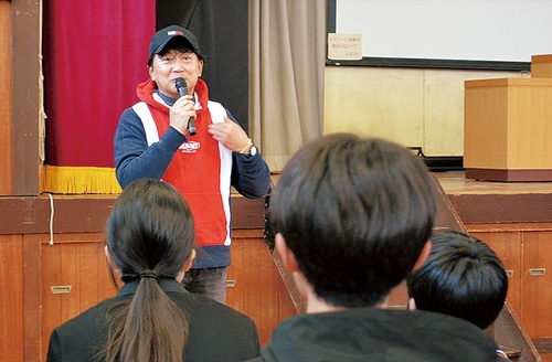 生徒と話すハギーさん