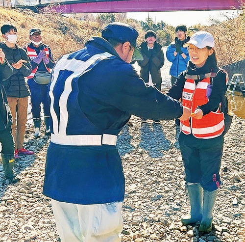 境川河川敷で表彰された山口代表（右）