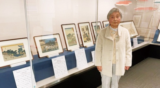 展示作品の前に立つ番場恂子さん