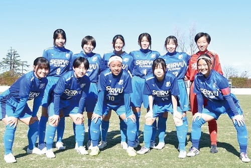 県新人大会で優勝した清流高校女子サッカー部（提供）