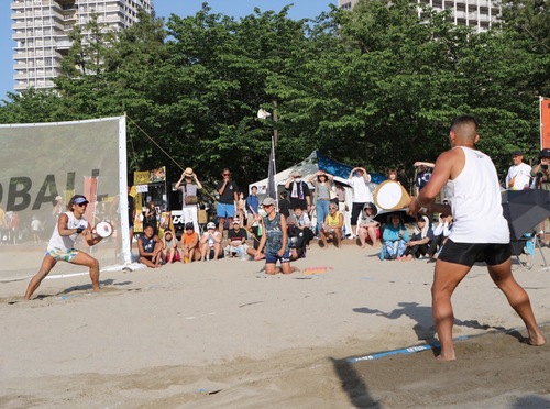 緊張感に包まれる過去のフレスコボール大会（写真はいずれも提供）