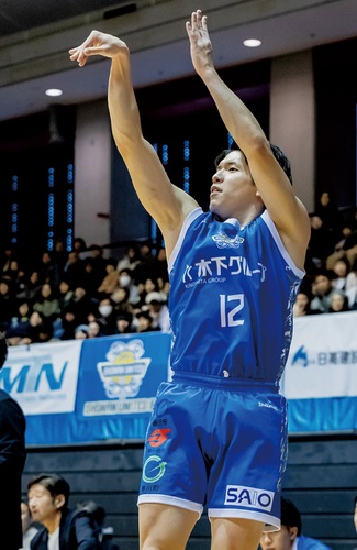 華麗なシュートを放つキャプテンの内田旦人選手