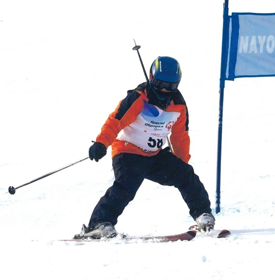 昨年２月に北海道で行われた世界予選で華麗な滑走を見せる弘樹さん（提供）