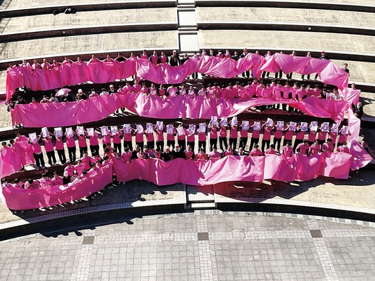 ピンクを身に着けて「いじめストップ」を掲げる生徒ら