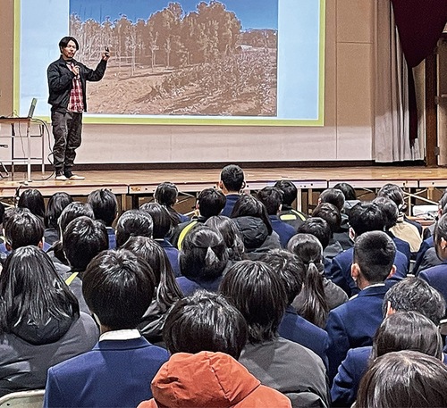 卒業生講師の話を聞く生徒ら