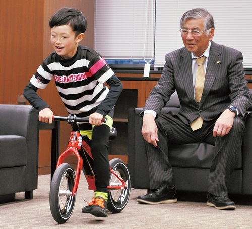 鈴木市長（右）にライディングを見せる佐野さん