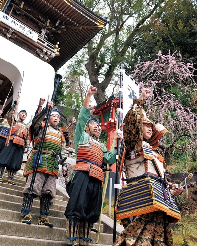 拳を天に突きあげる武者行列