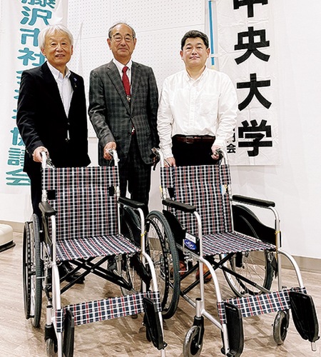 車いす贈呈の様子