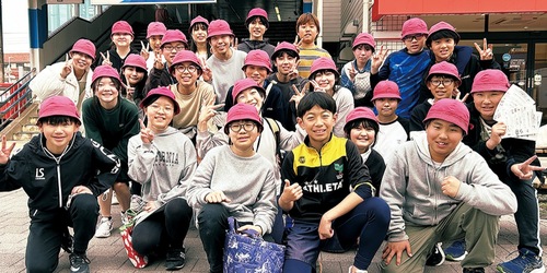 駅頭でチラシを配った児童