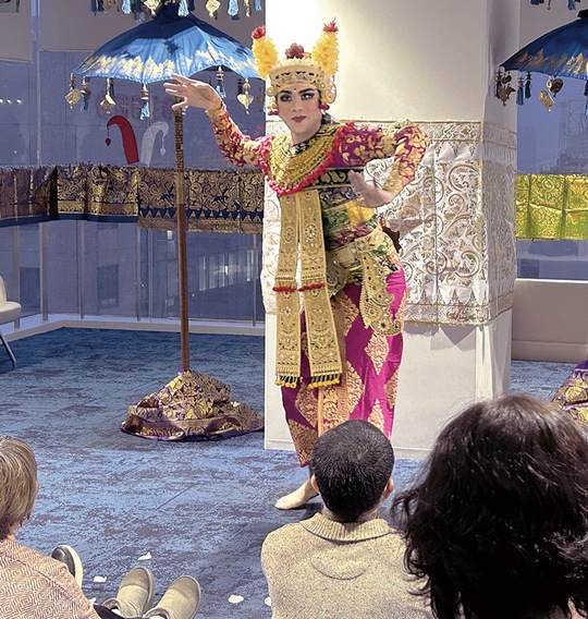 市役所で披露されたアナックさんの宮廷舞踊