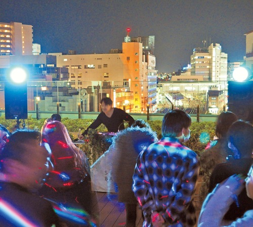 Gakuさんが届けるサウンドで体を揺らす参加者