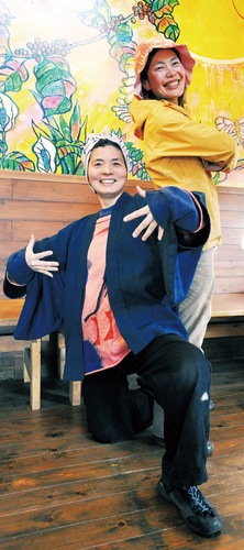 ポーズを決める亀井さん（左）と宮本さん