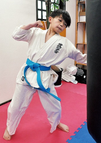 絶妙な角度でサンドバックに拳を入れる小林さん