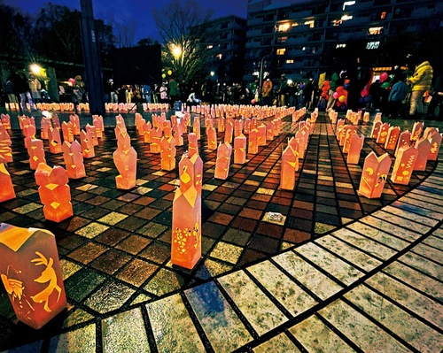 会場に並ぶ手作りの灯籠たち