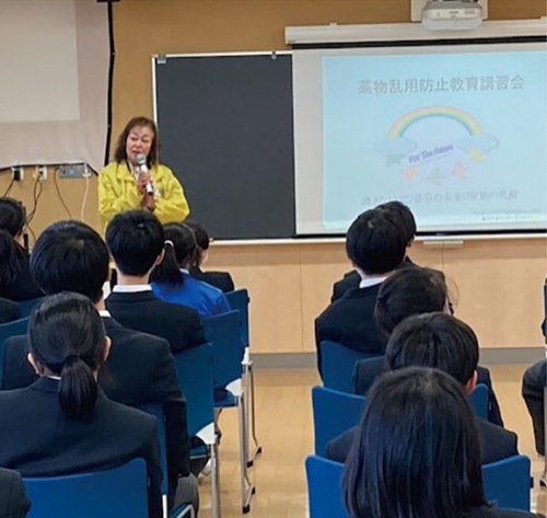 講師の話を聞く児童ら（提供）