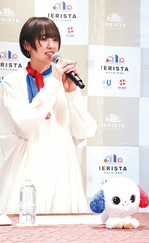 記者会見で抱負を語る南さん