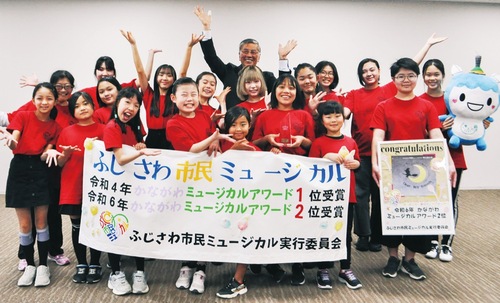 受賞を喜ぶ出演者たちと鈴木恒夫市長（後列中央）