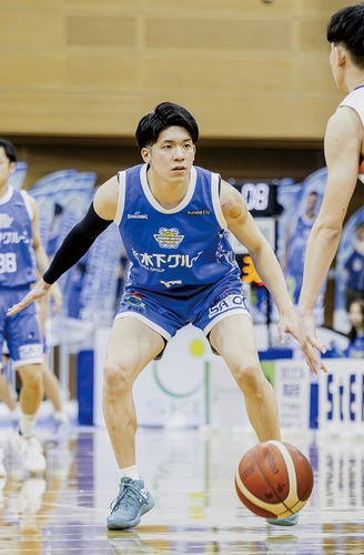 鬼気迫る表情でゴールを守る内田選手。先月22日、立川ダイス戦（チーム提供）