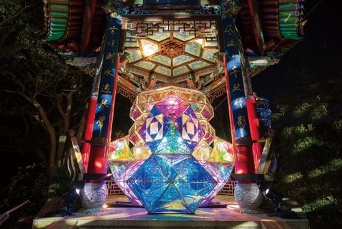 ミラーボールが幻想的な光景を織りなすインスタレーション（提供）