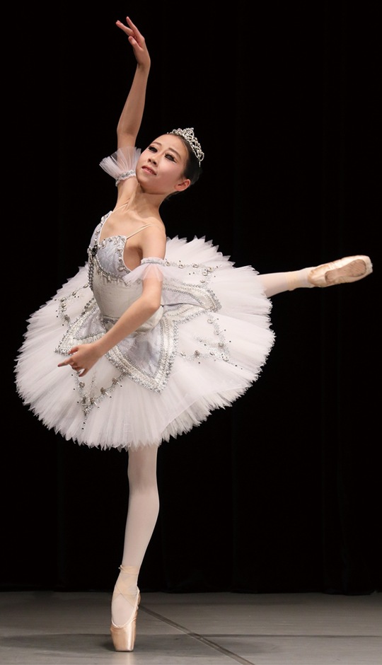 国内コンテストでパフォーマンスする岸間さん（提供）