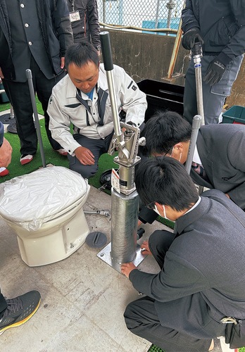 災害水洗トイレを設置する生徒