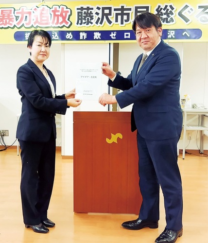 有馬署長（左）にアイデアを手渡す村上副会長