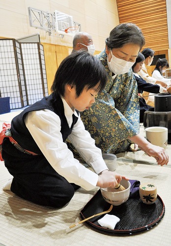 茶道を披露する児童ら
