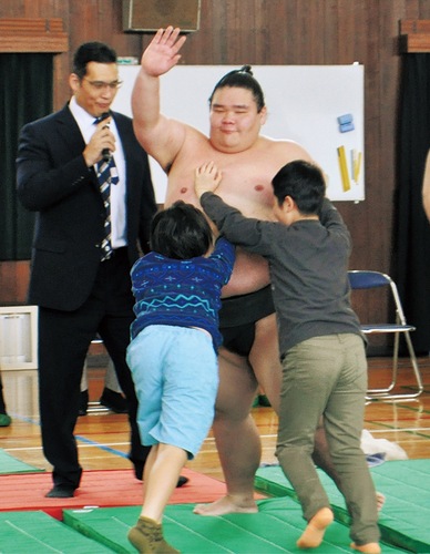 ２人の児童の挑戦にも余裕を見せる