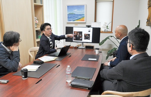 好きなことを発表する岸本さん（左奥）と和気あいあいと会話を楽しむメンバー