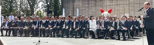 黒岩知事と近隣首長らを前にあいさつする最上氏