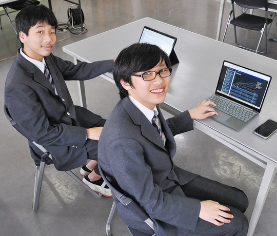 パソコンを操る（右から）川上さんと仲摩さん