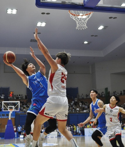 果敢に攻めるも相手に阻まれる湘南ユナイテッドＢＣ＝19日撮影