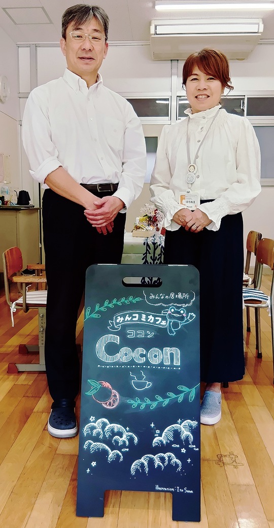 細沼さん（右）と小澤校長。大庭中の新たな居場所で