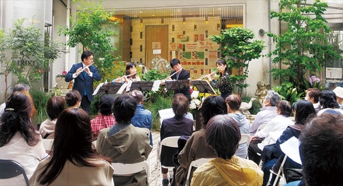 演奏に耳を傾ける来場者