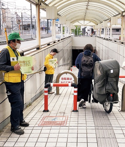 地下道出入口で自転車降車を呼びかける参加者
